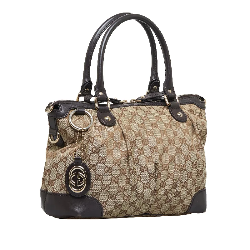 Women Gucci bags with a snap - button closure and a decorative charmGucci GG Canvas Sukey Satchel (SHG-O2Zpoa)