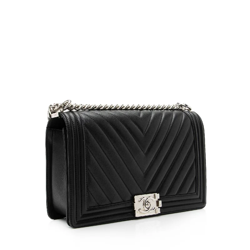 Chanel Designer Handbag with Unique DesignChanel Chevron Lambskin New Medium Boy Bag (23076)