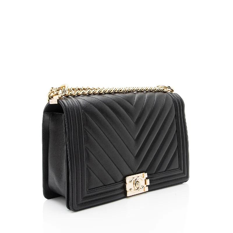 Chanel Classic Flap Bag for Evening PartyChanel Chevron Lambskin New Medium Boy Bag (KOMM25)