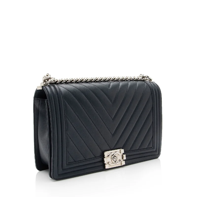 Chanel All - Match Handbag for Versatile StylingChanel Chevron Lambskin New Medium Boy Bag (SYvI5N)