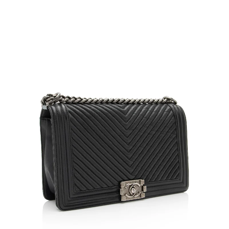 Chanel Luxury Handbag for High - End EventsChanel Chevron Wrinkled Lambskin New Medium Boy Bag (rjzaUj)