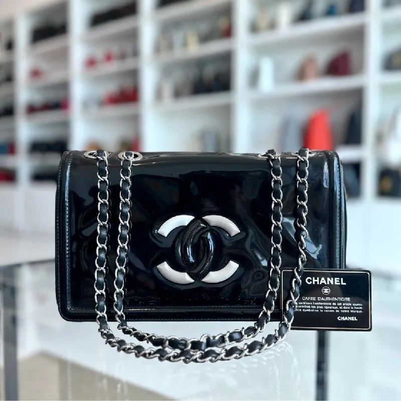 Chanel Quilted Leather Shoulder Bag for FashionistasLipstick Flap Bag Patent Vinyl Leather Black No 13