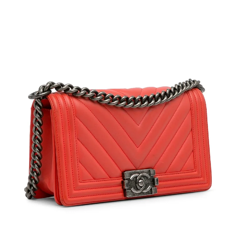 Chanel Luxury Handbag for High - End EventsChanel Medium Calfskin Chevron Boy Flap (w8KmMC)