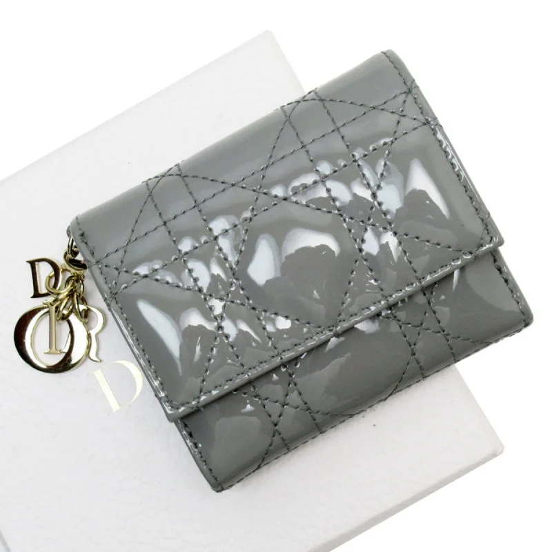 Christian Dior handbags with a removable shoulder strap for versatilityDior Cannage Lady Wallet